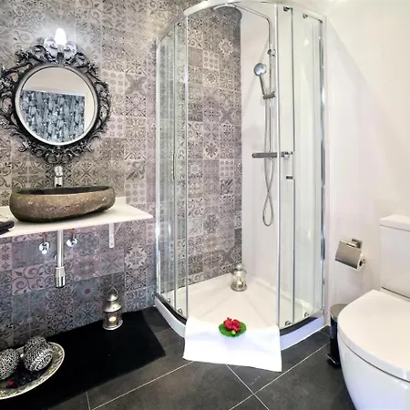 Victoria Apartment *